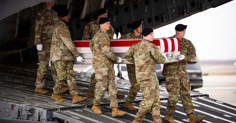 যুদ্ধে নিহত এক সেনার মরদেহ নিয়ে যাওয়া হচ্ছে